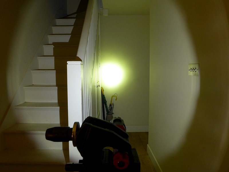 62-Streamlight-Dualie-2AA-indoor-beam-P1300418.jpg